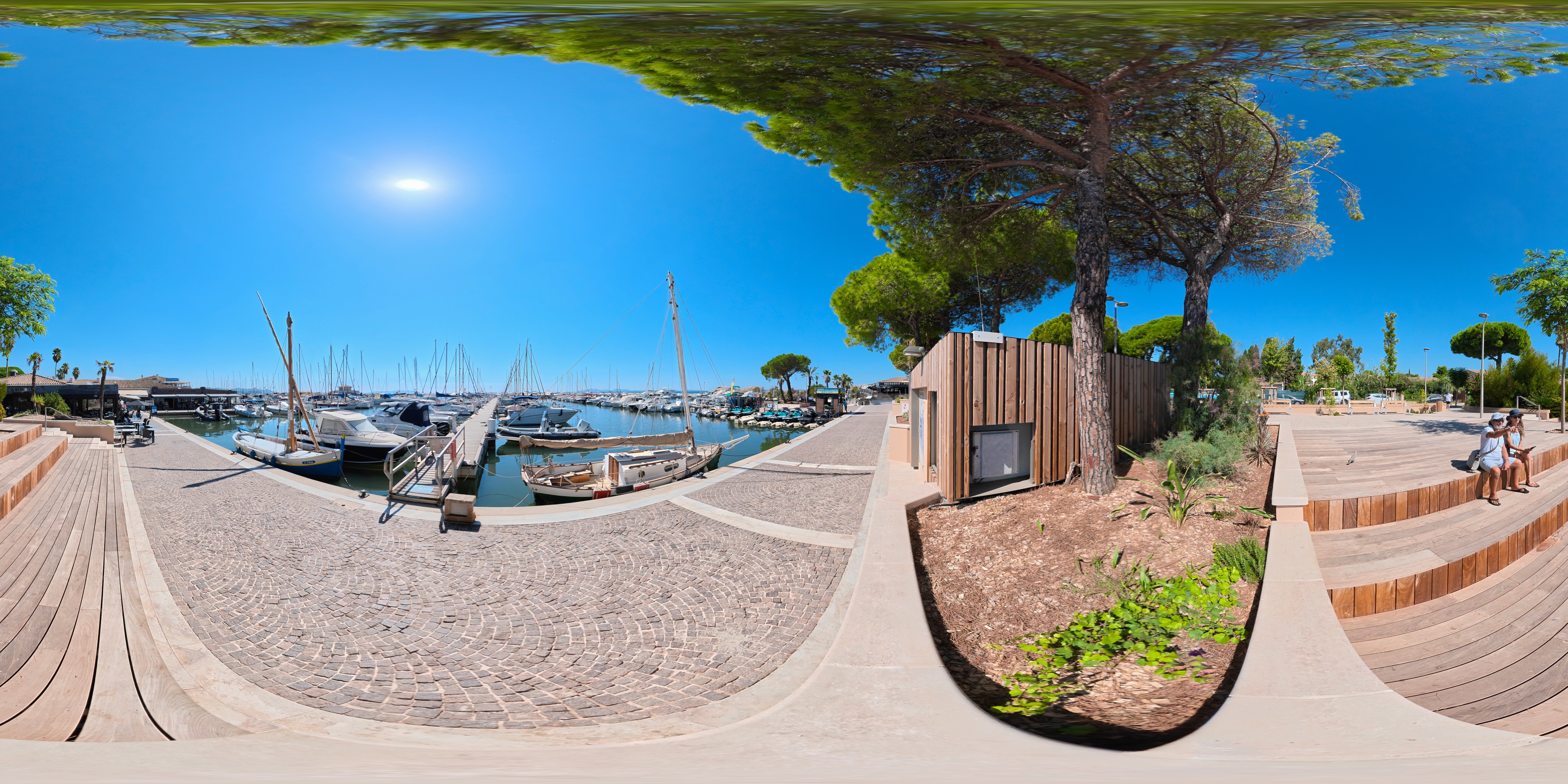 Ponton du Lagon : Entre les pins et les anneaux